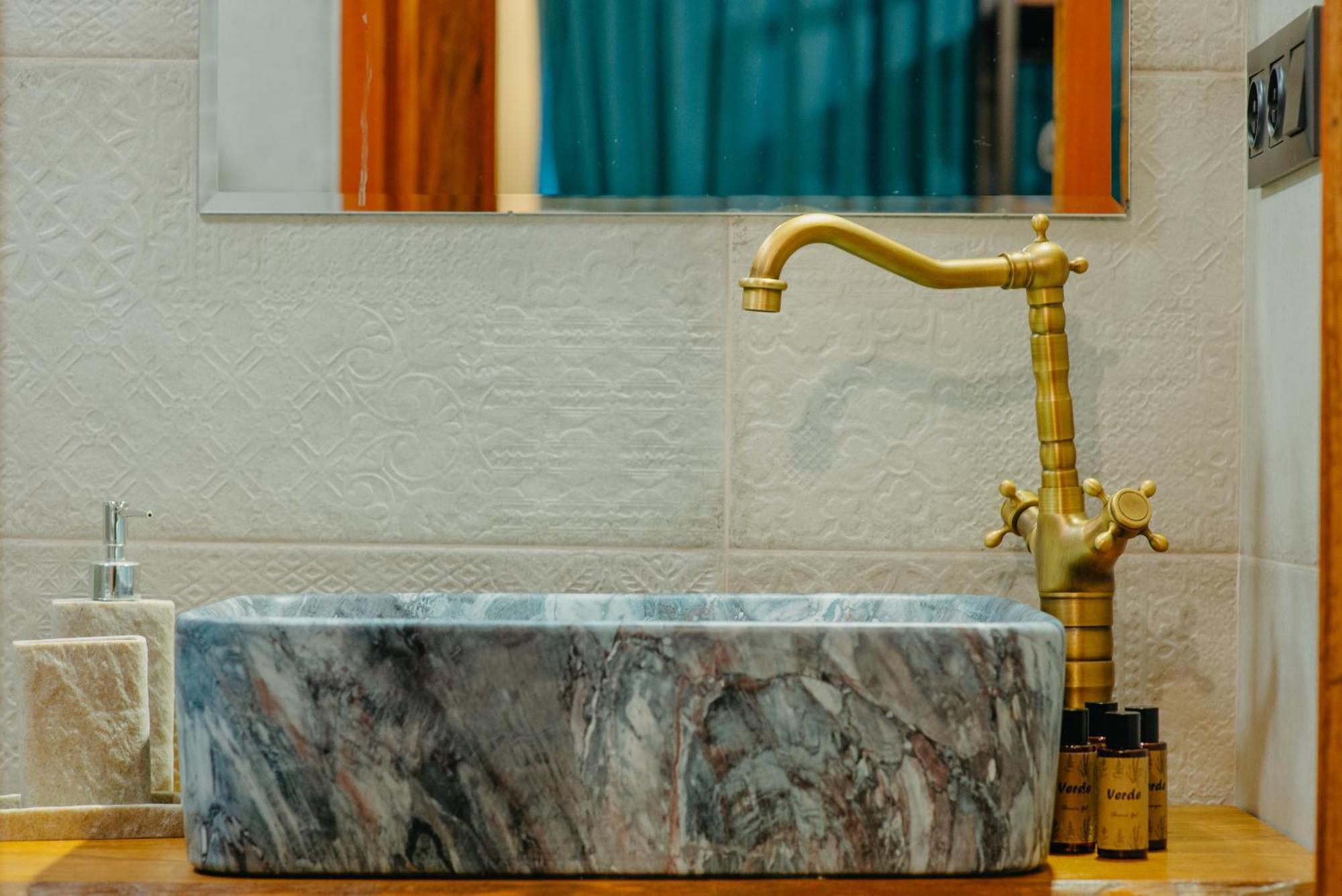 Wanderholic Hotel Телави Екстериор снимка